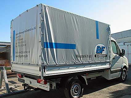 Fahrzeugaufbau mit Beschriftung